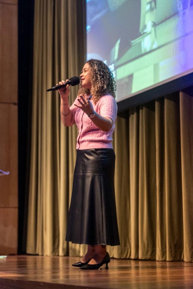 Clarice Sousa conduzindo um workshop de liderança